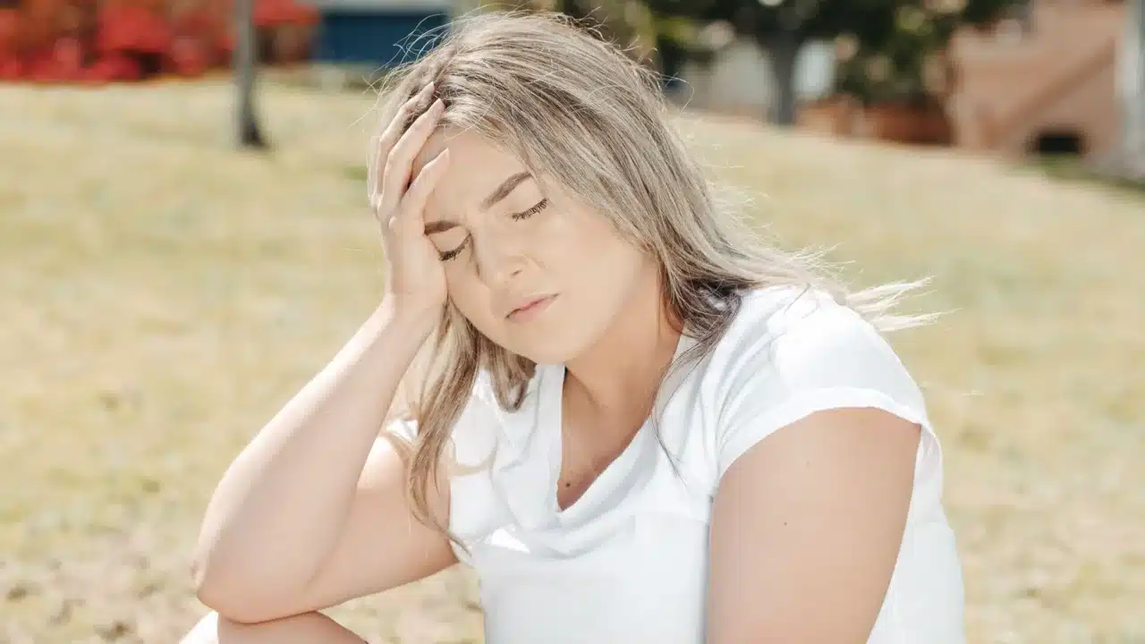 Ciri-Ciri Mata Silinder: Kenali Gejala dan Cara Mengatasinya 3 Blurred Vision Headache Eye Strain