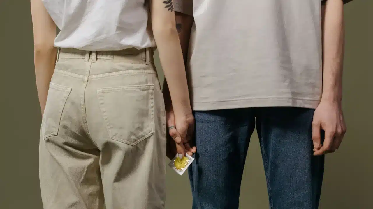 Klamidya Menular Lewat Apa? Pahami Penularan & Pencegahan 2 Condom Couple