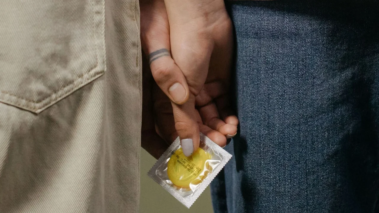 Perbedaan Sipilis dan Raja Singa: Fakta & Penjelasan Lengkap 3 Couple Holding Hands Condom Sexual Health