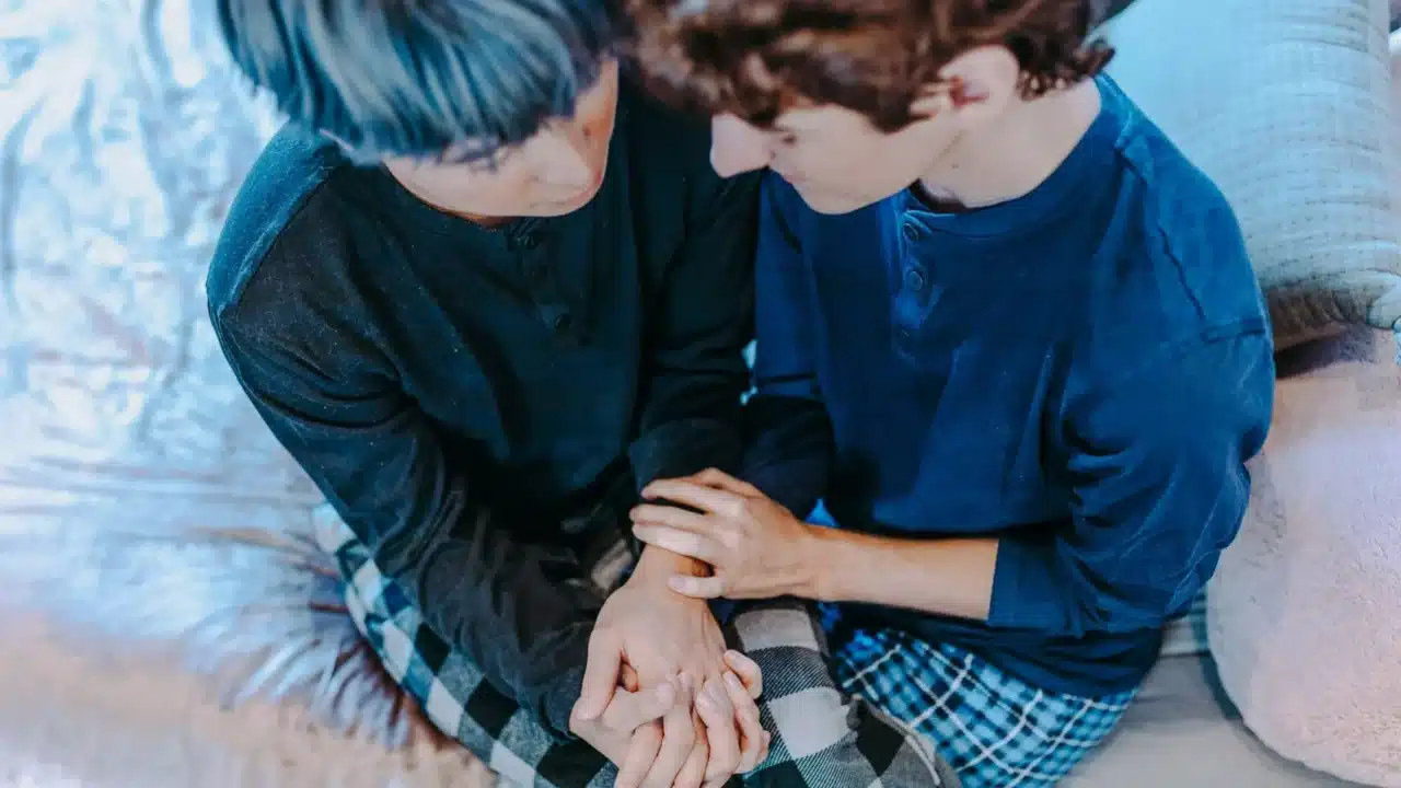 Risiko Penularan Herpes Genital: Pencegahan & Penanganan 2 Couple Talking Hand Holding Safe Sex