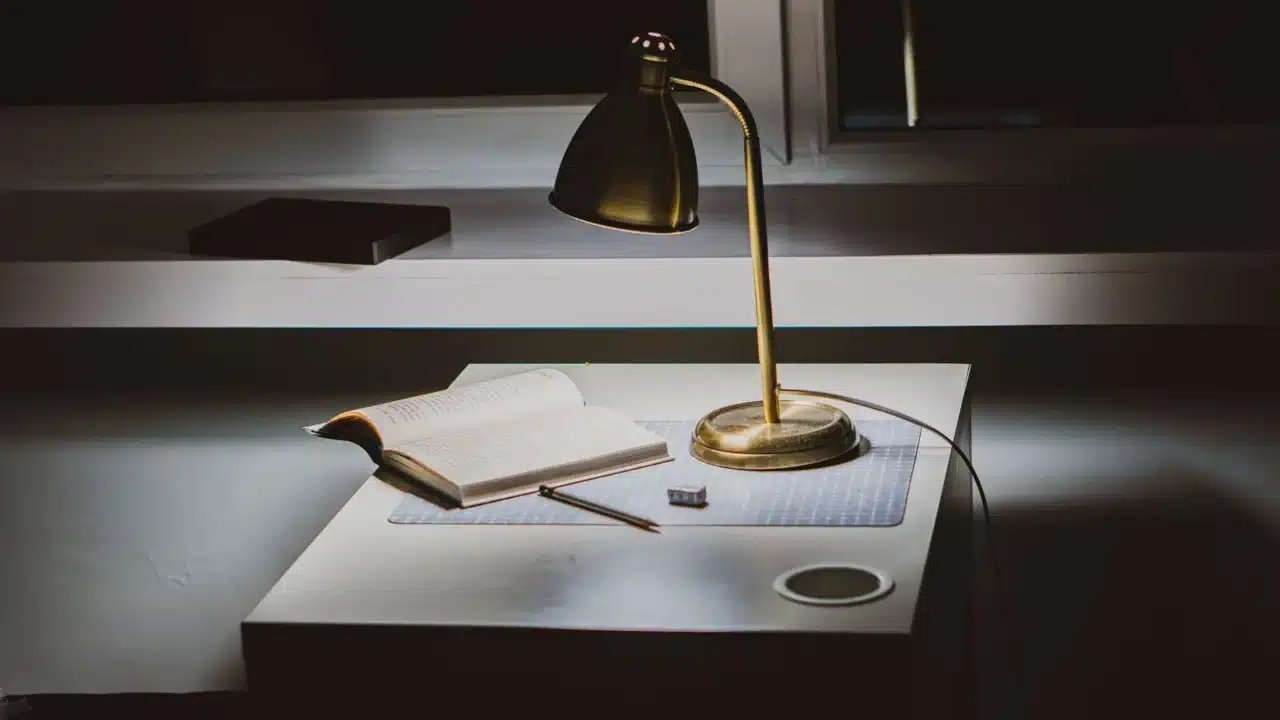 Penyebab Mata Minus: Genetik, Gaya Hidup, & Pencegahan Efektif 4 Dim Light Reading Desk Lamp