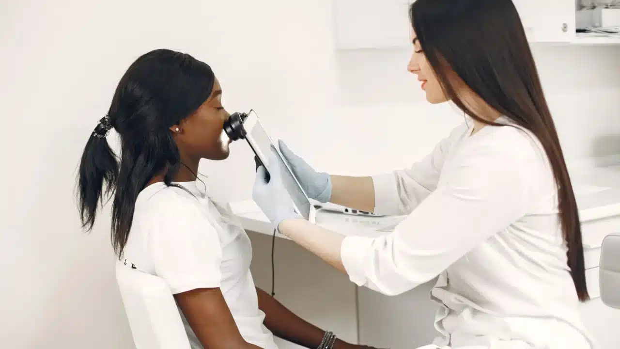 Panu di Punggung: Penyebab, Gejala, & Solusi Efektif 3 Doctor Checkup Skin Examination