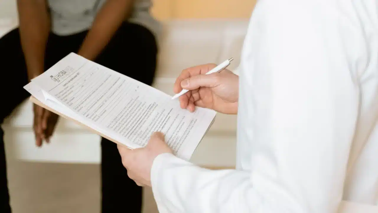 Jengger Ayam vs Kutil: Perbedaan, Penyebab & Penanganan 4 Doctor Consultation Medical Diagnosis