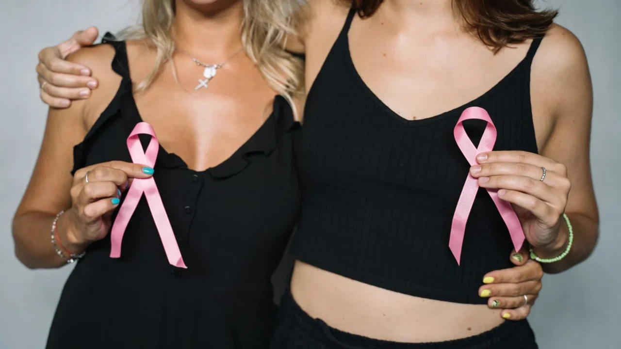 Penyebab Kanker Ovarium: Faktor Risiko & Pencegahan Dini 1 Ovarian Cancer Woman Health