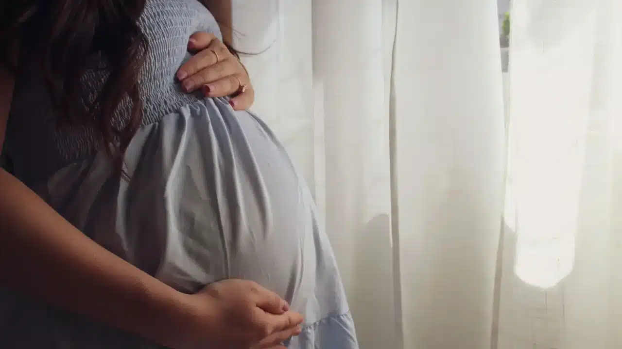 Klamidya Menular Lewat Apa? Pahami Penularan & Pencegahan 3 Pregnant Woman Baby Hand
