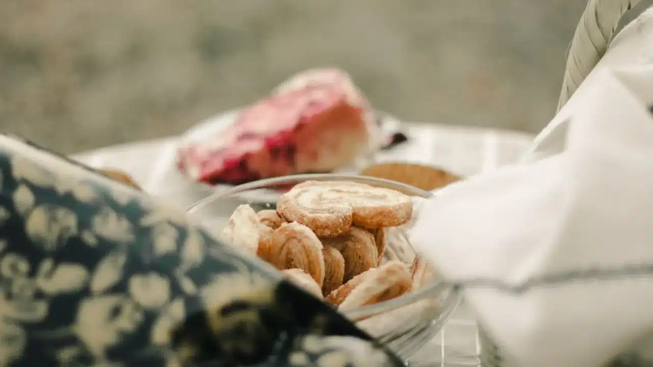 Makanan Penyebab Ambeien: Pantangan & Pencegahan 4 Salt Shaker Sugar Bowl Processed Snacks