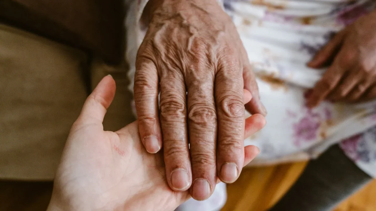 Penyebab Kanker Ovarium: Faktor Risiko & Pencegahan Dini 3 Woman Aging Baby Hand