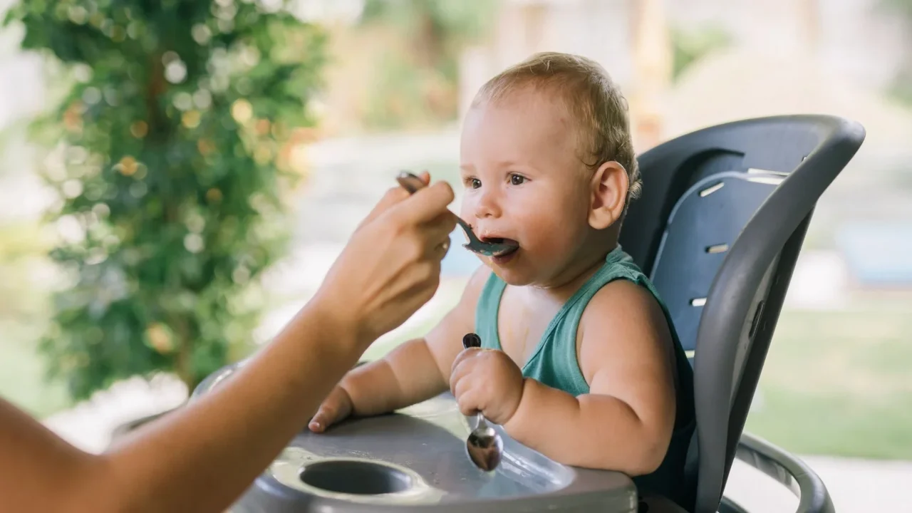 Manfaat Madu Anak: Dosis, Jenis, & Tips Pemberian 2 Baby Eating Honey Child Safety
