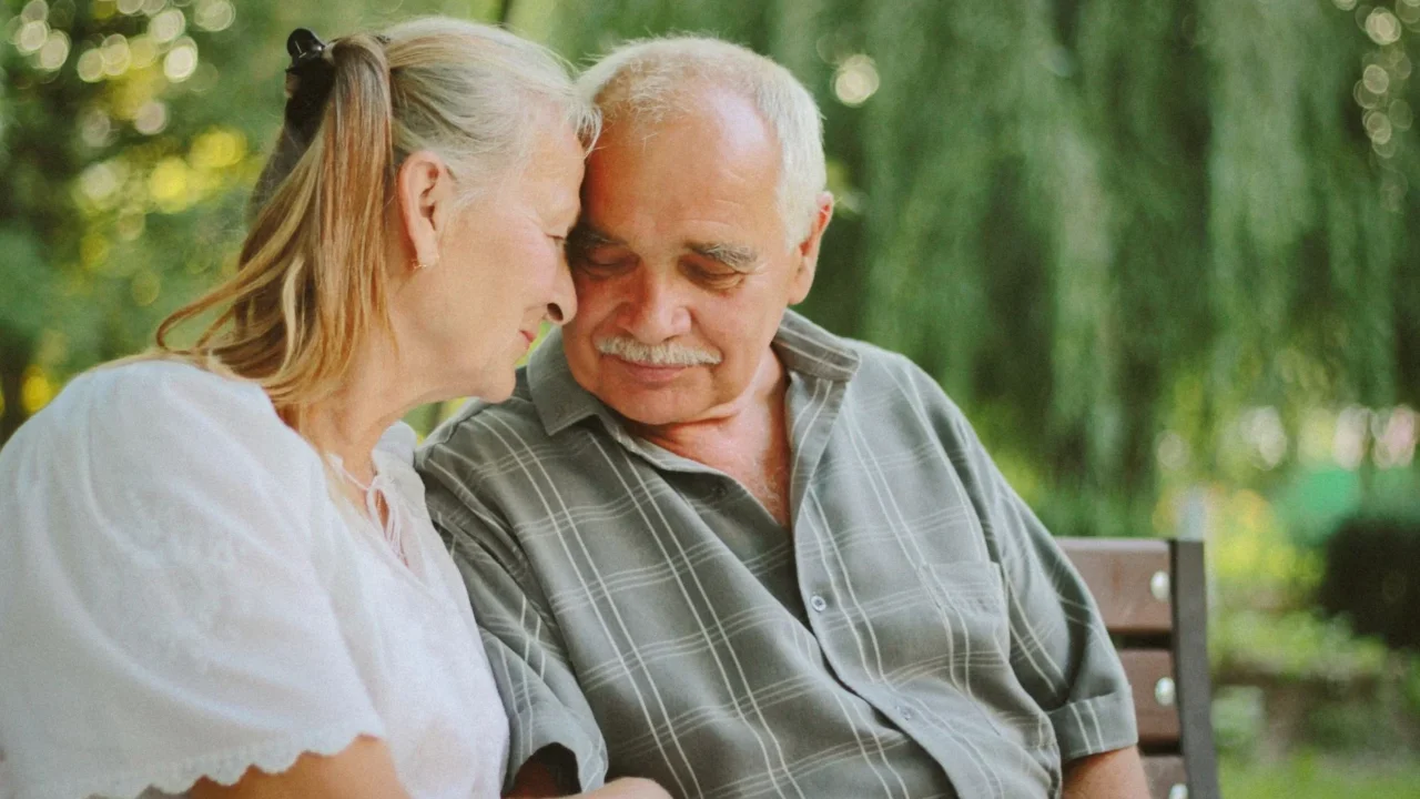 Gejala Osteoporosis: Kenali Tanda Awal dan Pencegahannya 2 Back Pain Old Man Old Woman