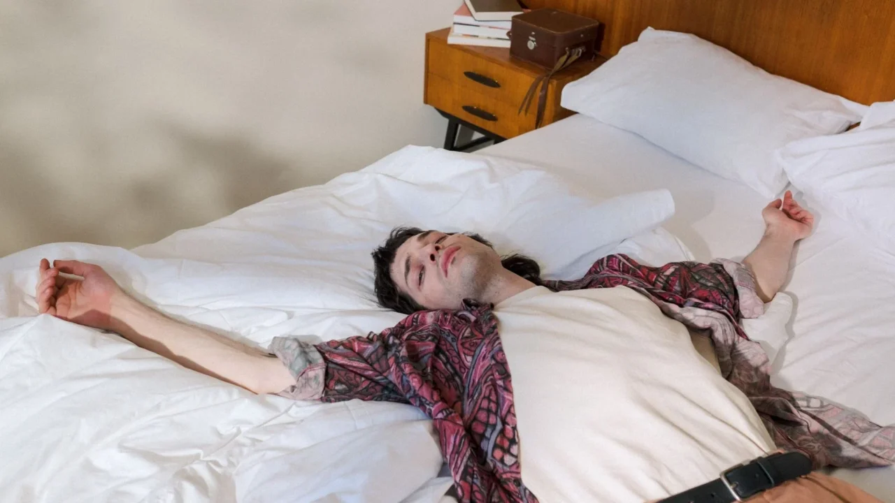 Posisi Tidur Penderita GERD Terbaik | Atasi Asam Lambung 4 Bed Person Sleeping Back