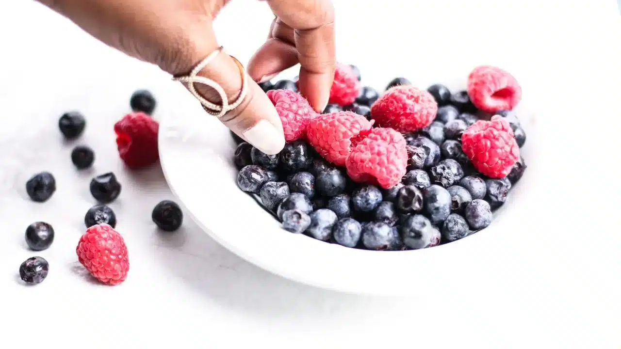 Makanan Pencegah Tumor: Panduan Lengkap & Diet Sehat 3 Berries Fruit Blueberries Raspberries