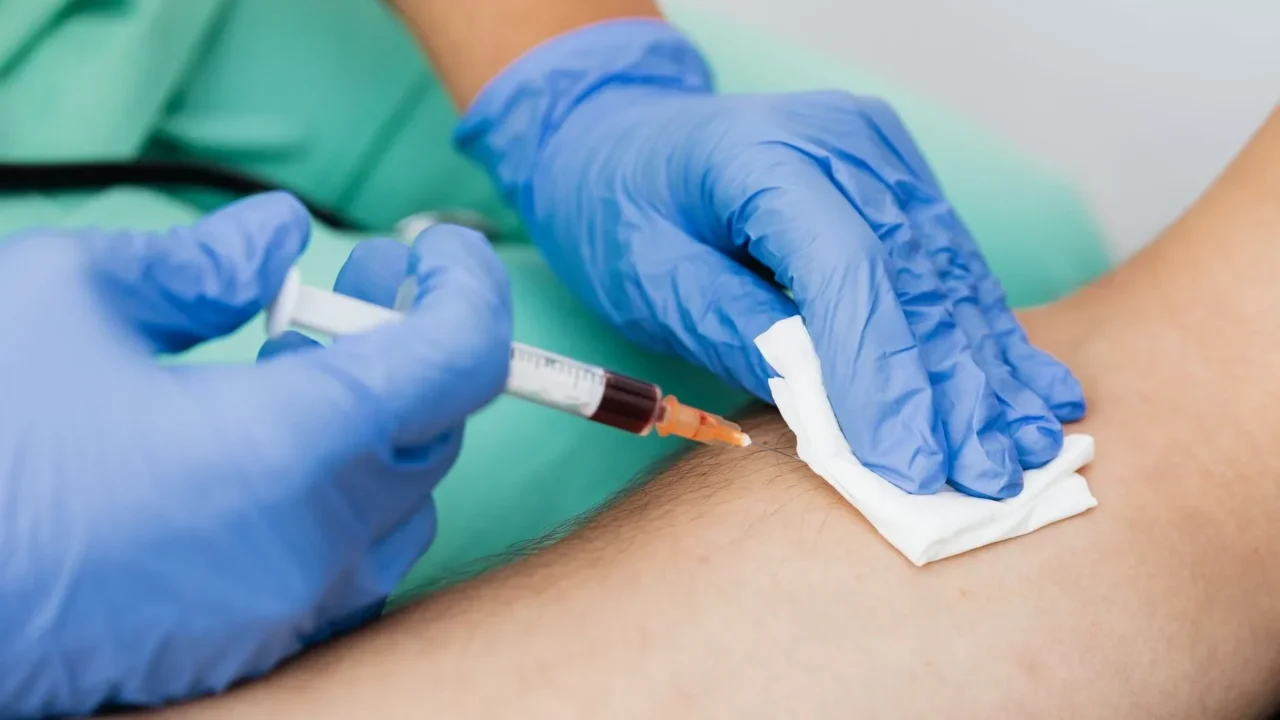 Apa Itu AIDS? Pengertian, Penyebab, Gejala & Pencegahan 3 Blood Exchange Mother Baby Syringe Needle