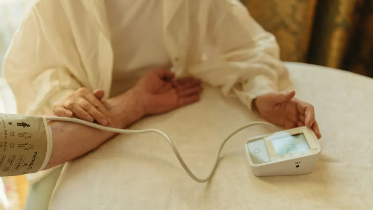 Cara Mencegah Hipertensi: Panduan Lengkap Hidup Sehat 1 Blood Pressure Monitor Healthy Heart