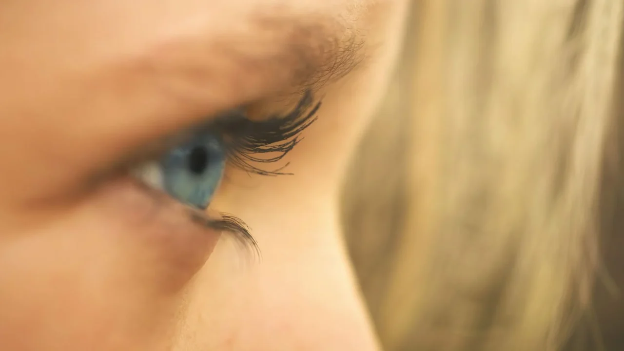 Cara Mengatasi Katarak: Panduan Lengkap untuk Penglihatan Jelas 2 Blurry Vision Eye Symptoms