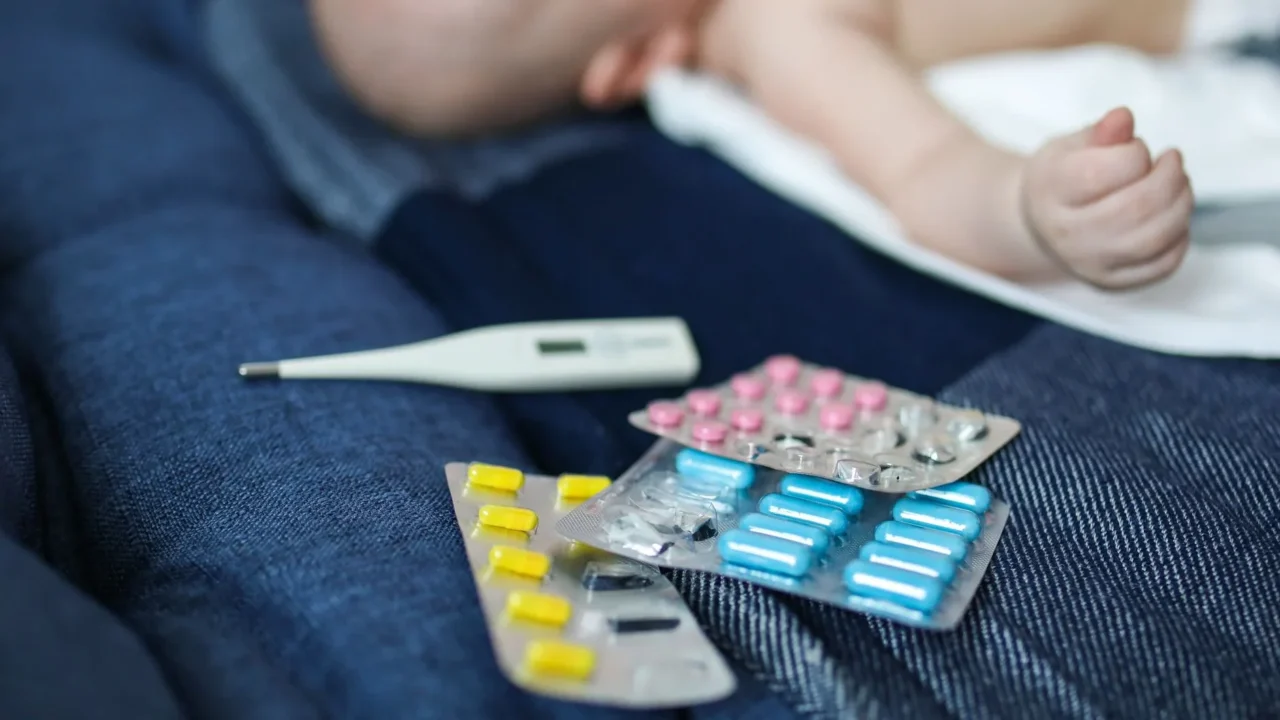 Perbedaan Campak dan Cacar Air: Gejala, Penyebab & Penanganan 2 Child Chickenpox Blisters