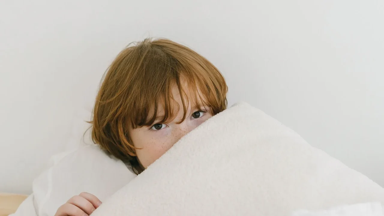 Perbedaan Campak dan Cacar Air: Gejala, Penyebab & Penanganan 1 Child Measles Red Spots