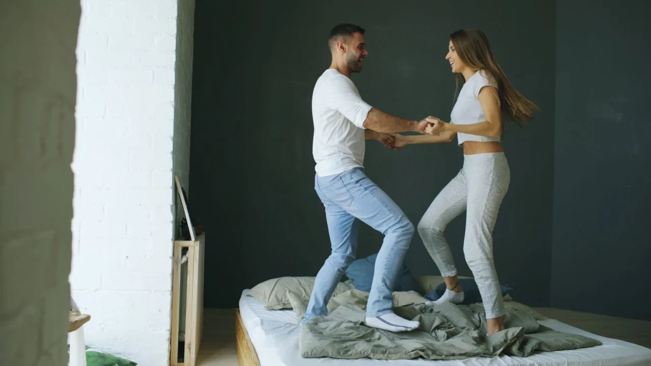 Teknik Pernapasan Saat Berhubungan Seks: Tingkatkan Keintiman 4 Couple In Bed Rhythmic Movement