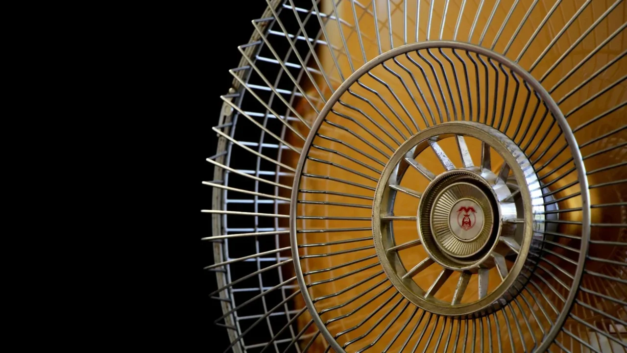 Apakah Flu Menular Lewat Udara? Fakta dan Pencegahan 3 Crowded Room Ventilation Fan