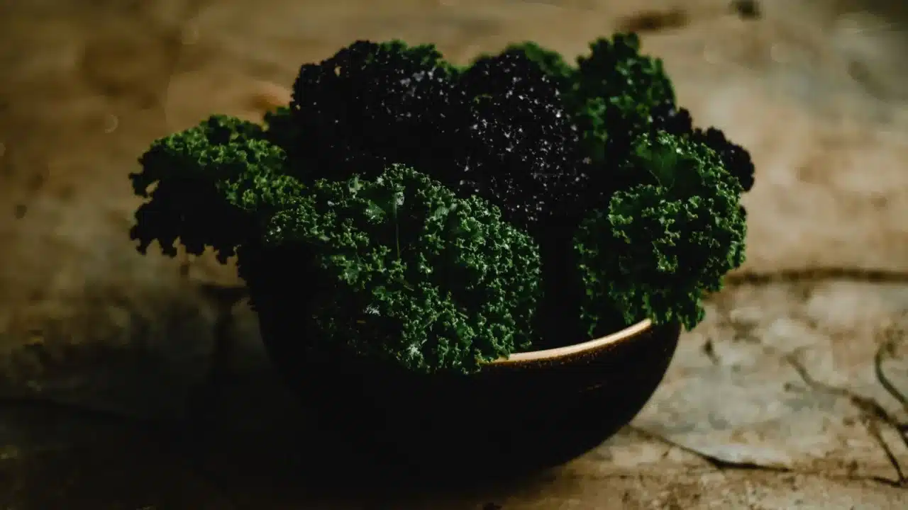 Makanan Pencegah Tumor: Panduan Lengkap & Diet Sehat 2 Dark Leafy Greens Kale Spinach