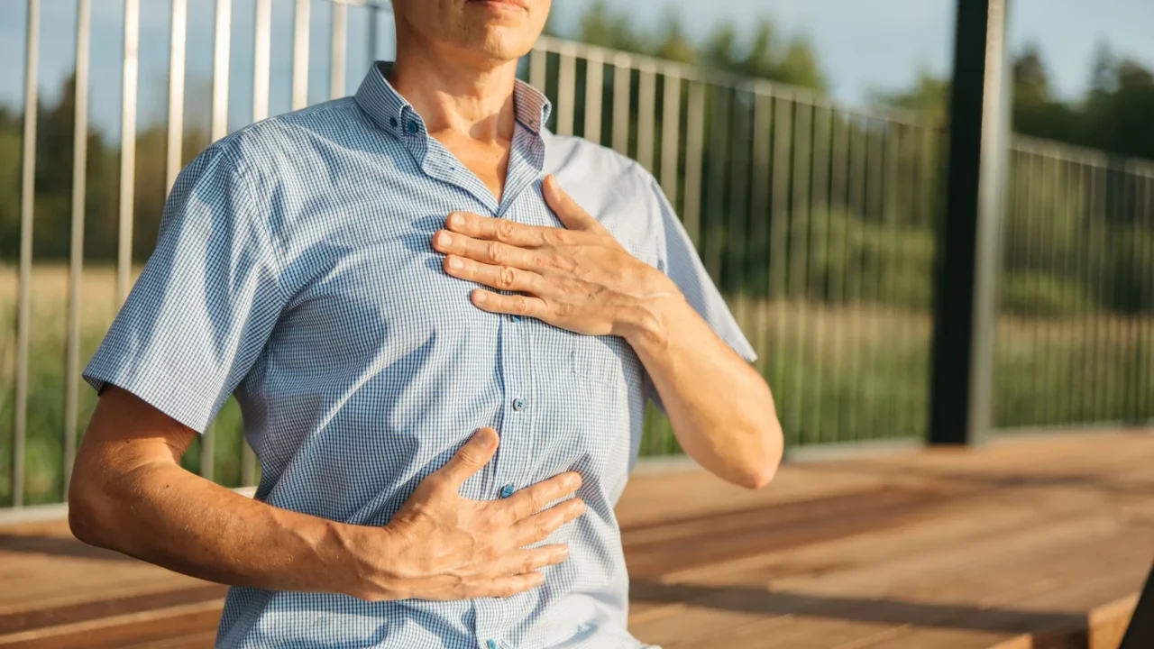 Teknik Pernapasan Saat Berhubungan Seks: Tingkatkan Keintiman 2 Diaphragm Breathing Relaxed Person