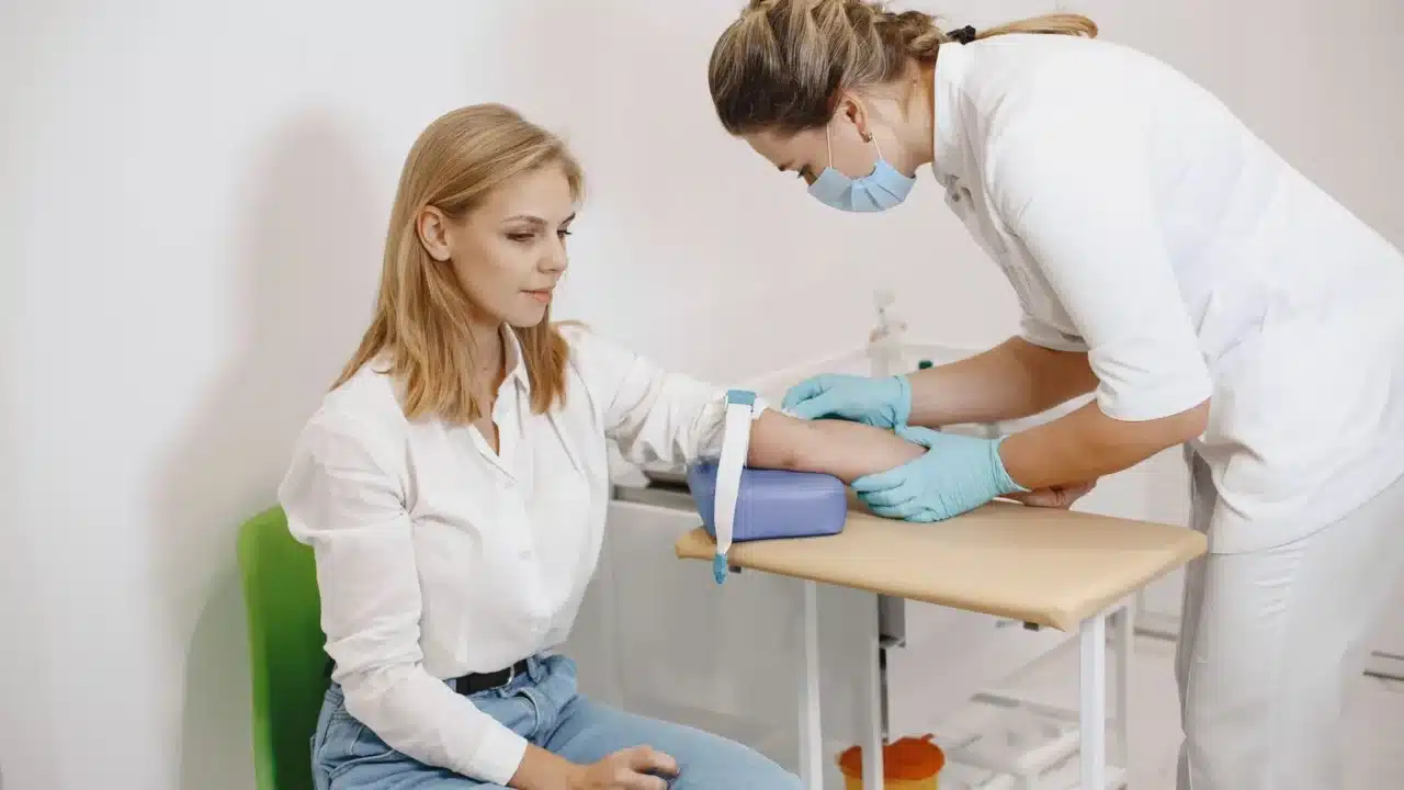 Perbedaan Asam Urat & Rematik: Gejala, Penyebab & Penanganan 4 Doctor Consultation Blood Test Medical Examination