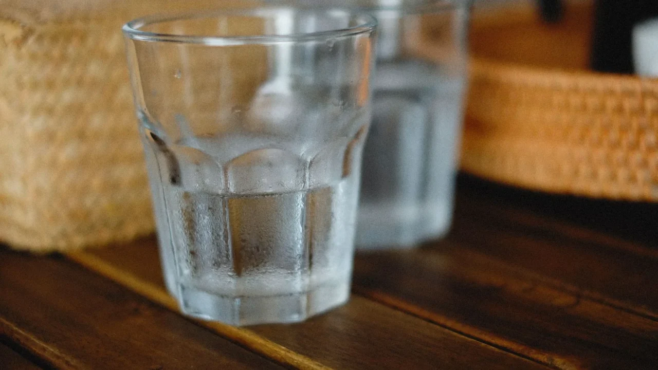 Makanan untuk Penderita Batu Ginjal: Panduan Lengkap 3 Drinking Water Water Glass