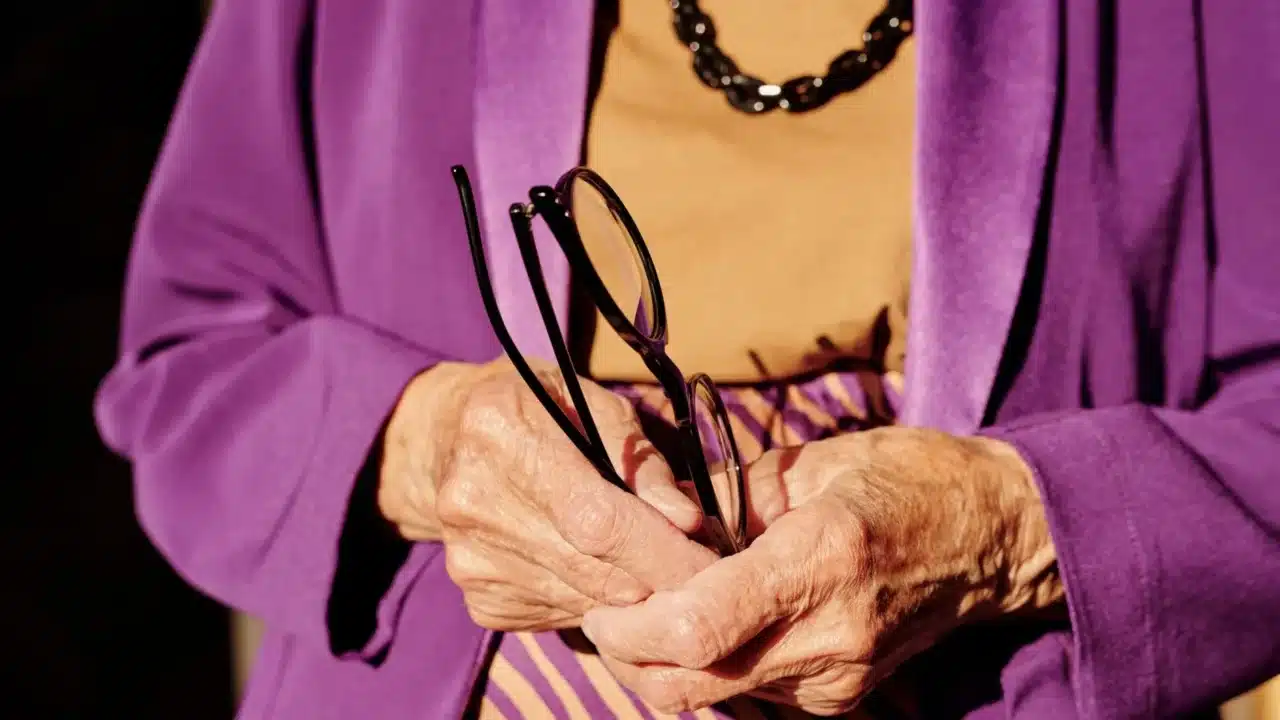 Penyebab Varises: Kenali Faktor Risiko & Pencegahannya 3 Elderly Legs Aging Skin