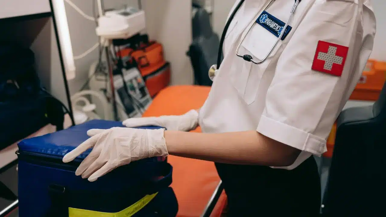 Bahaya Asma: Komplikasi, Gejala Serius & Pencegahan 2 Emergency Room Ambulance