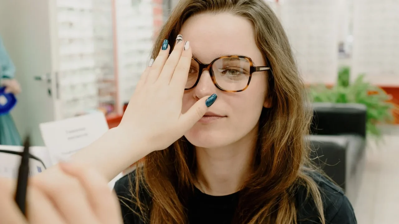 Cara Mengatasi Katarak: Panduan Lengkap untuk Penglihatan Jelas 4 Eyeglasses Eye Drops