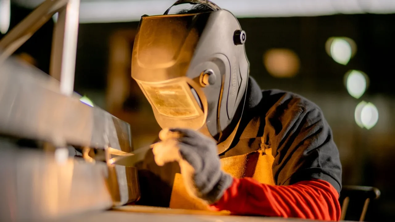 Jenis-Jenis Asma: Pahami Perbedaan & Penanganan Tepat 4 Factory Worker Dust Mask Industrial Safety