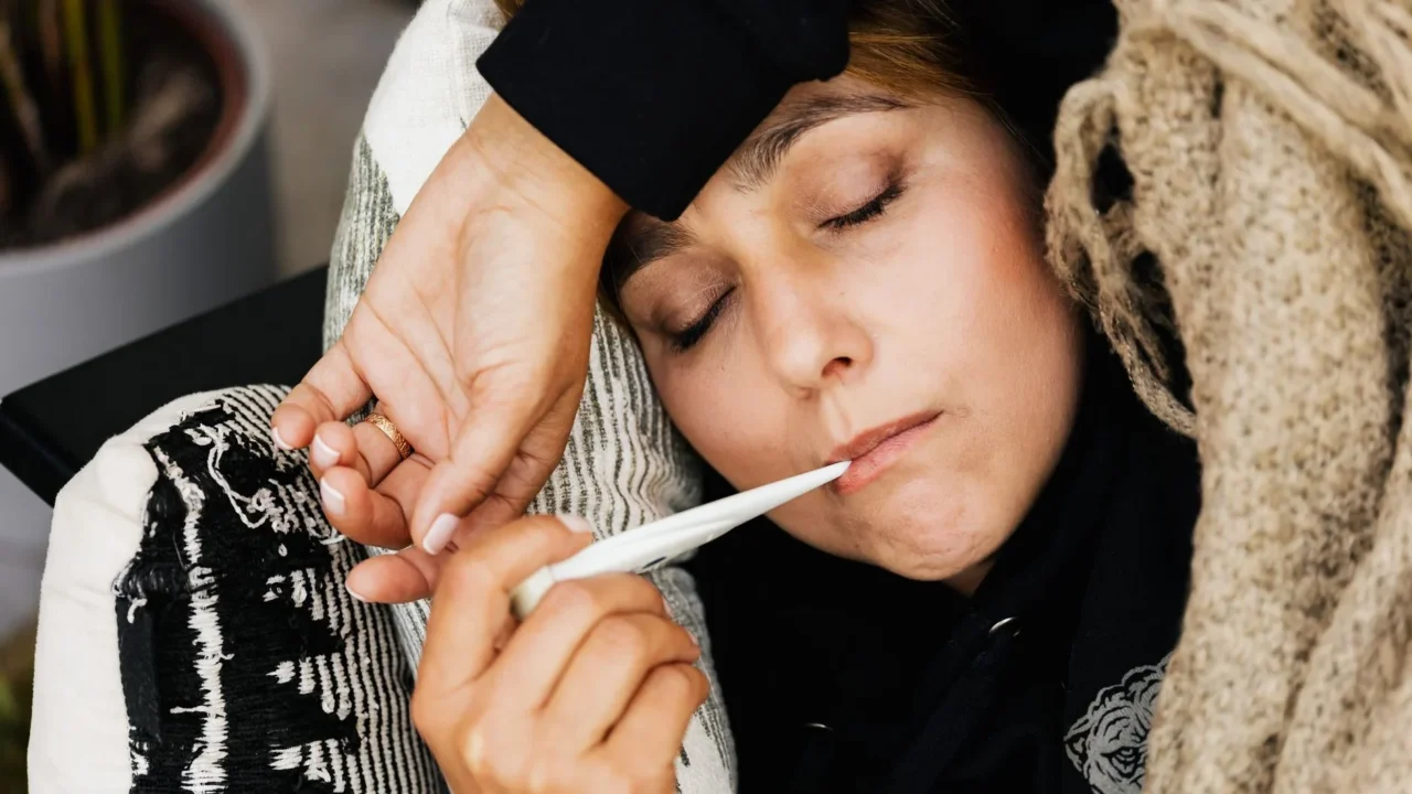 Apakah DBD Menular? Pahami Penularan & Pencegahannya 4 Fever Thermometer Headache