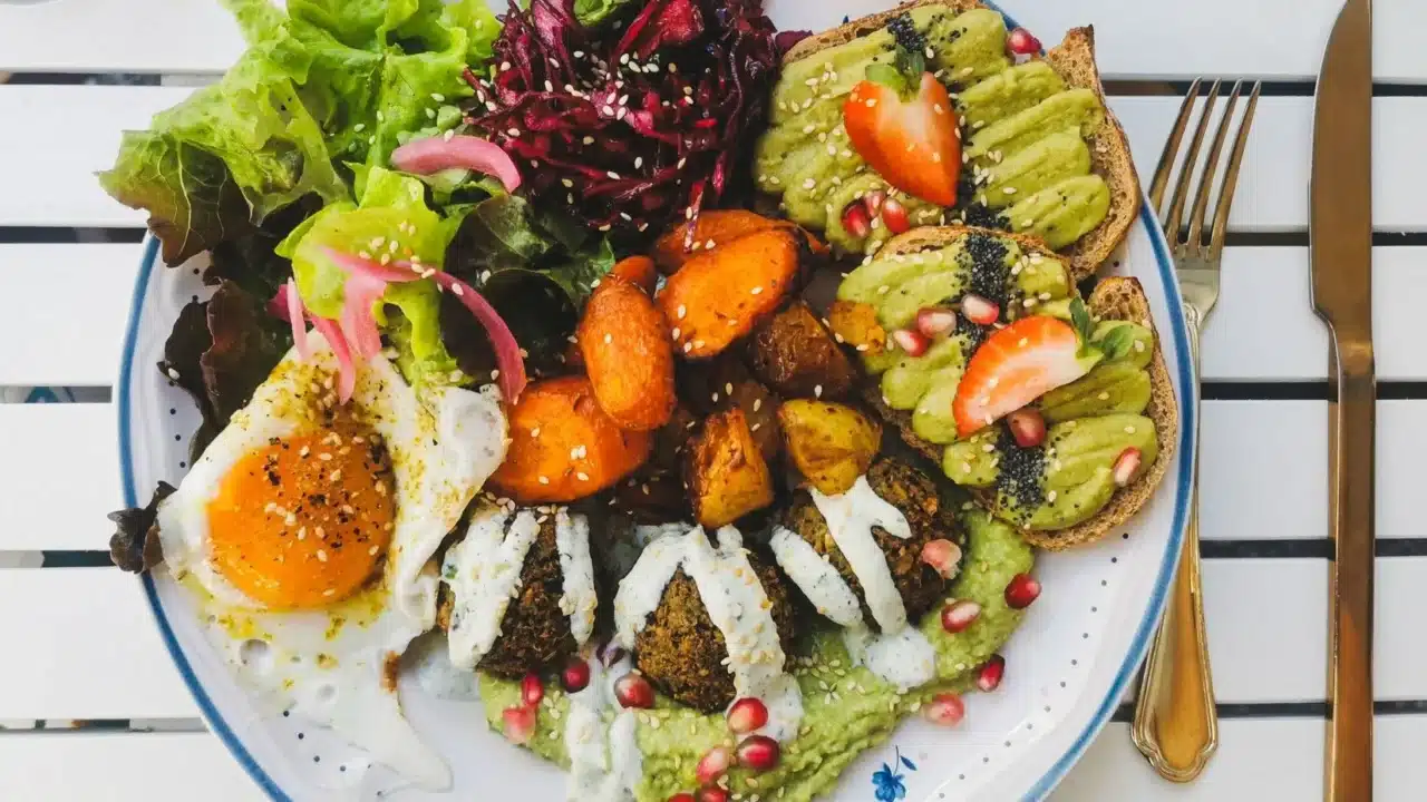 Makanan untuk Penderita Tifus: Panduan Lengkap & Aman 1 Healthy Plate Recovery Food