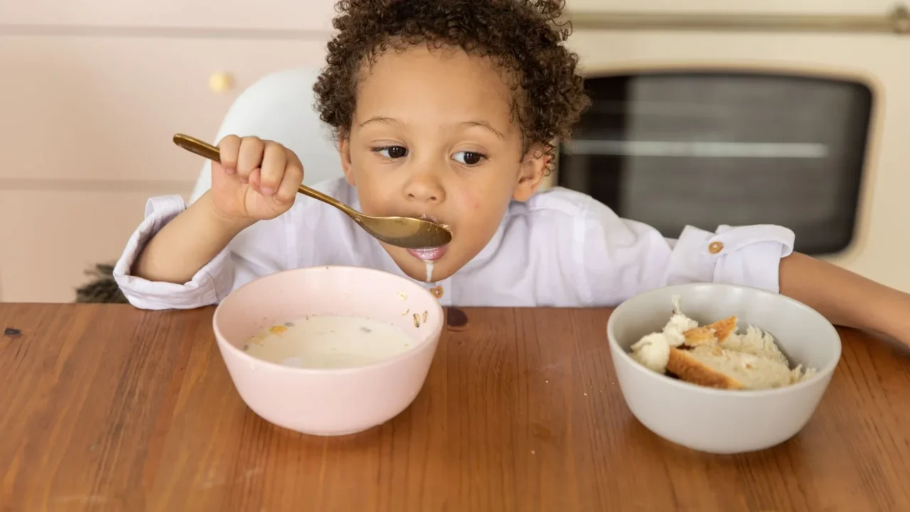 Manfaat Madu Anak: Dosis, Jenis, & Tips Pemberian 4 Honey Spoon Child Eating