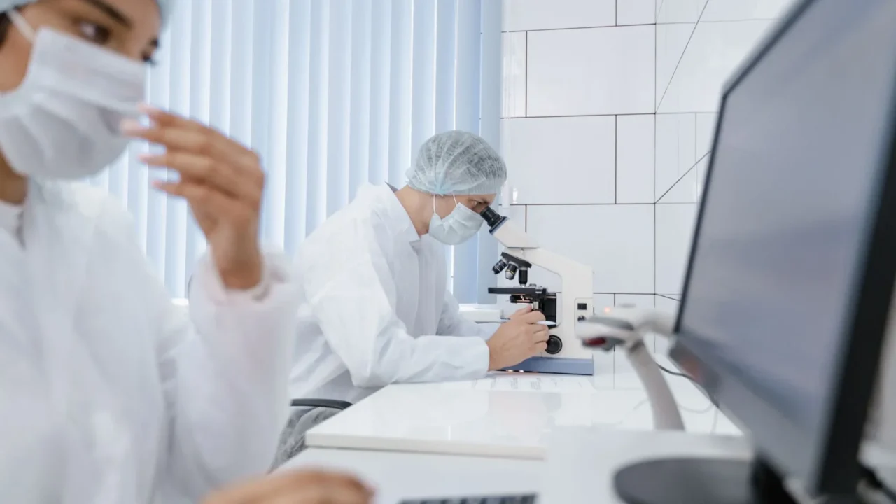 Apa Itu AIDS? Pengertian, Penyebab, Gejala & Pencegahan 1 Medical Definition Human Cells Virus Spread