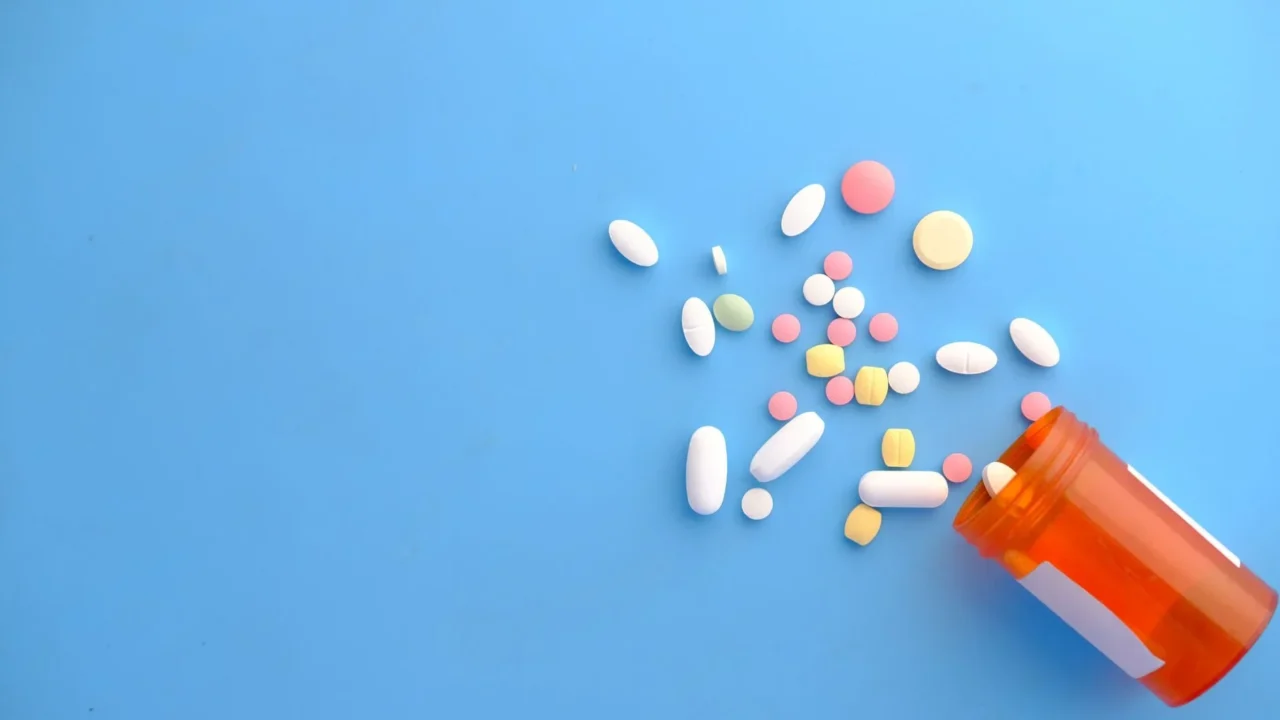 Antibiotik Sifilis: Panduan Lengkap Pengobatan & Pencegahan 4 Medicine Bottle Syringe Antibiotics Pills