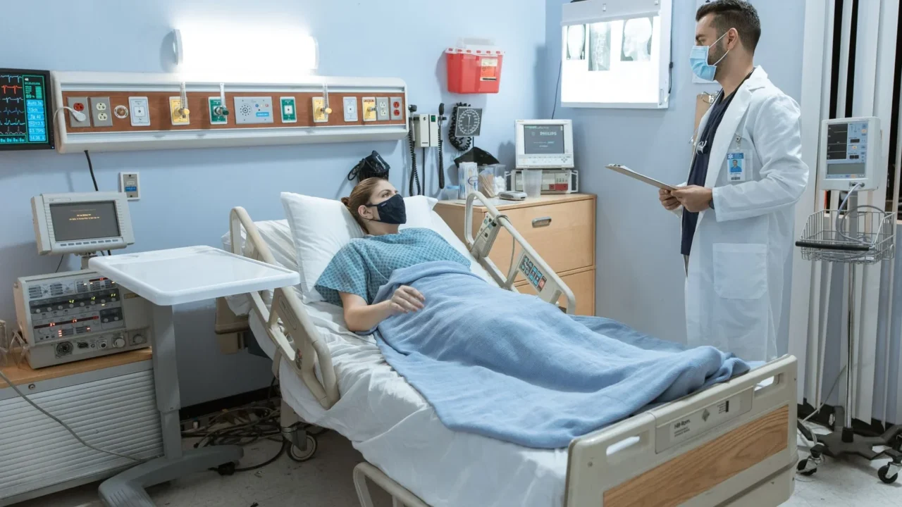 Demam Berdarah Apakah Berbahaya? Pahami Risiko & Pencegahan 3 Patient Recovery Hospital Bed Medical Care