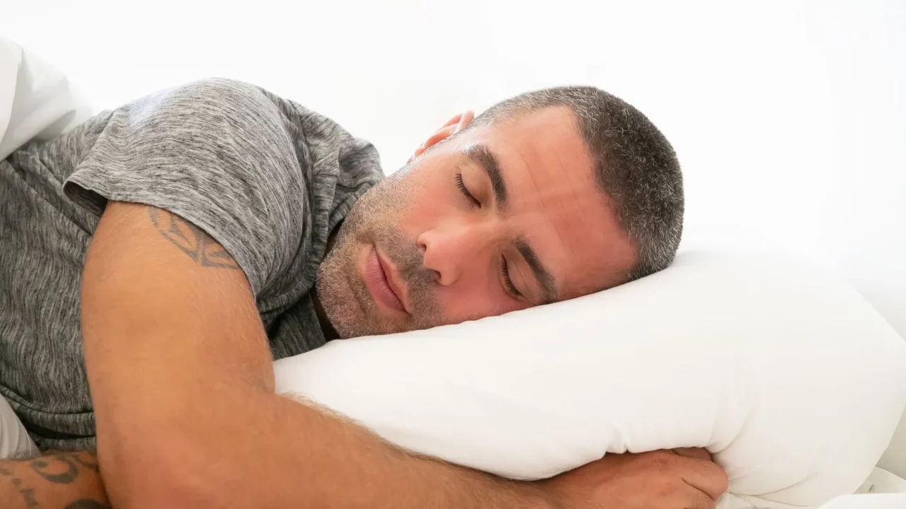 Posisi Tidur Penderita GERD Terbaik | Atasi Asam Lambung 3 Person Sleeping Left Side Sleeper