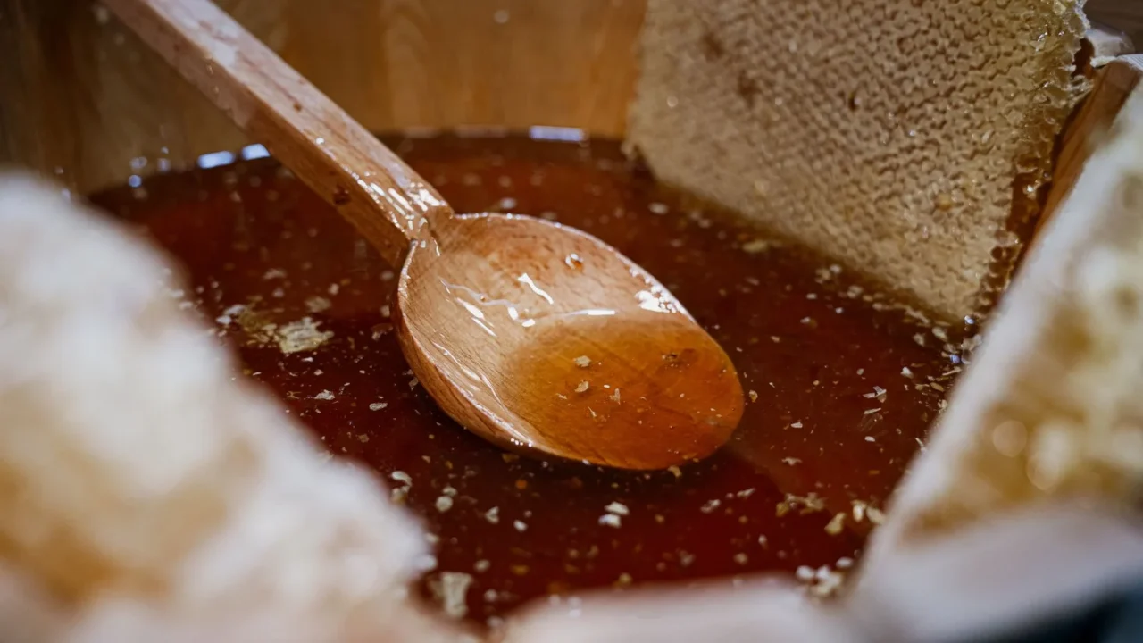 Manfaat Madu Anak: Dosis, Jenis, & Tips Pemberian 3 Pure Honey Organic Honey