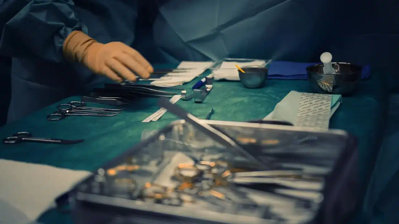 Pengobatan Fistula Ani: Panduan Lengkap & Pilihan Terbaik 3 Surgery Room Surgeon Hands
