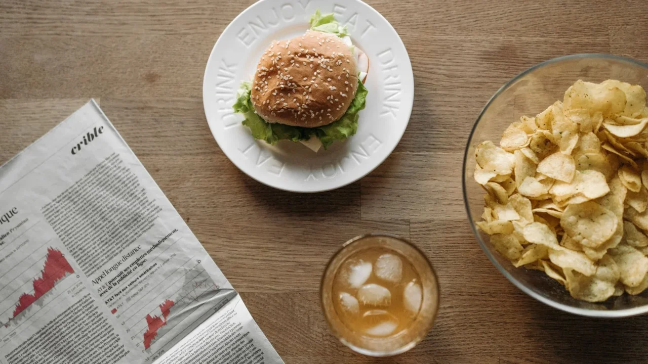Kolesterol LDL Tinggi: Penyebab, Gejala, & Cara Mengatasi 2 Unhealthy Food Sedentary Lifestyle