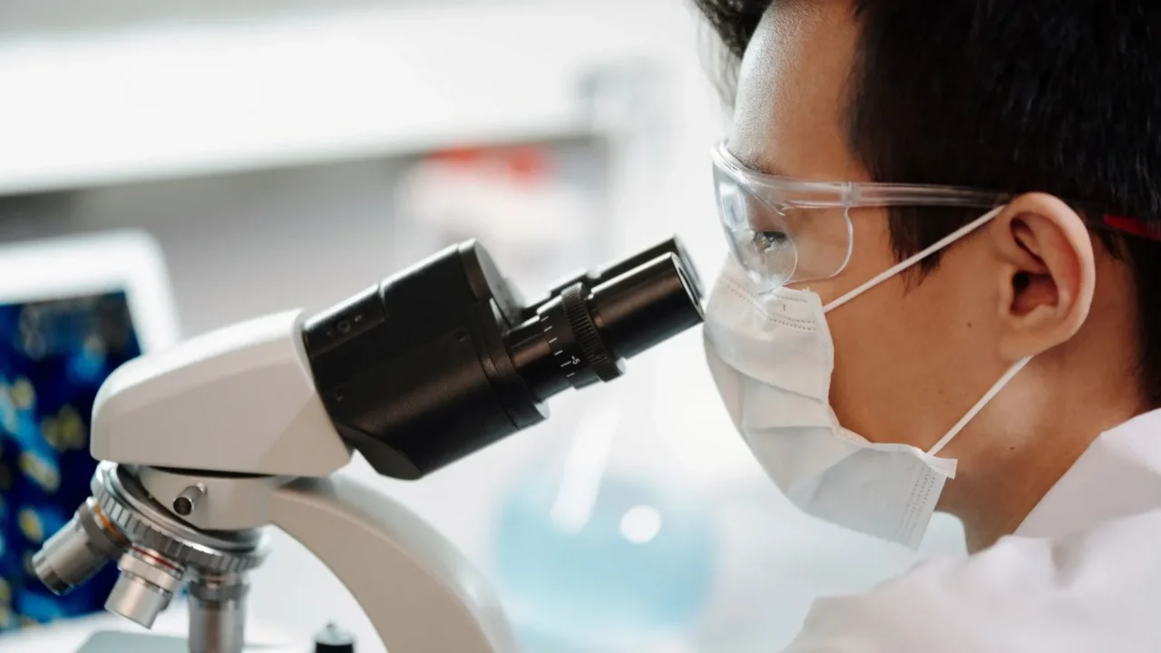 Perbedaan Campak dan Cacar Air: Gejala, Penyebab & Penanganan 4 Virus Microscope DNA Strand