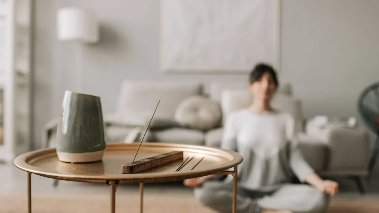 Tips Melancarkan Haid: Panduan Lengkap & Alami 3 Woman Meditating Calm Person