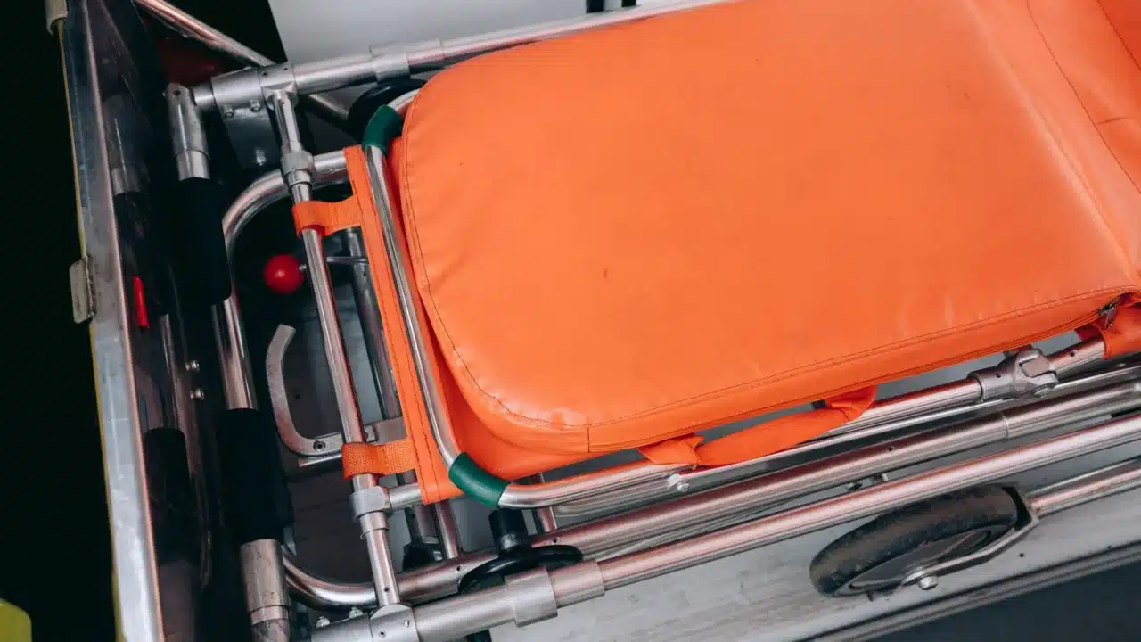 Gejala Stroke yang Wajib Diwaspadai dan Penanganannya 2 ambulance hospital room
