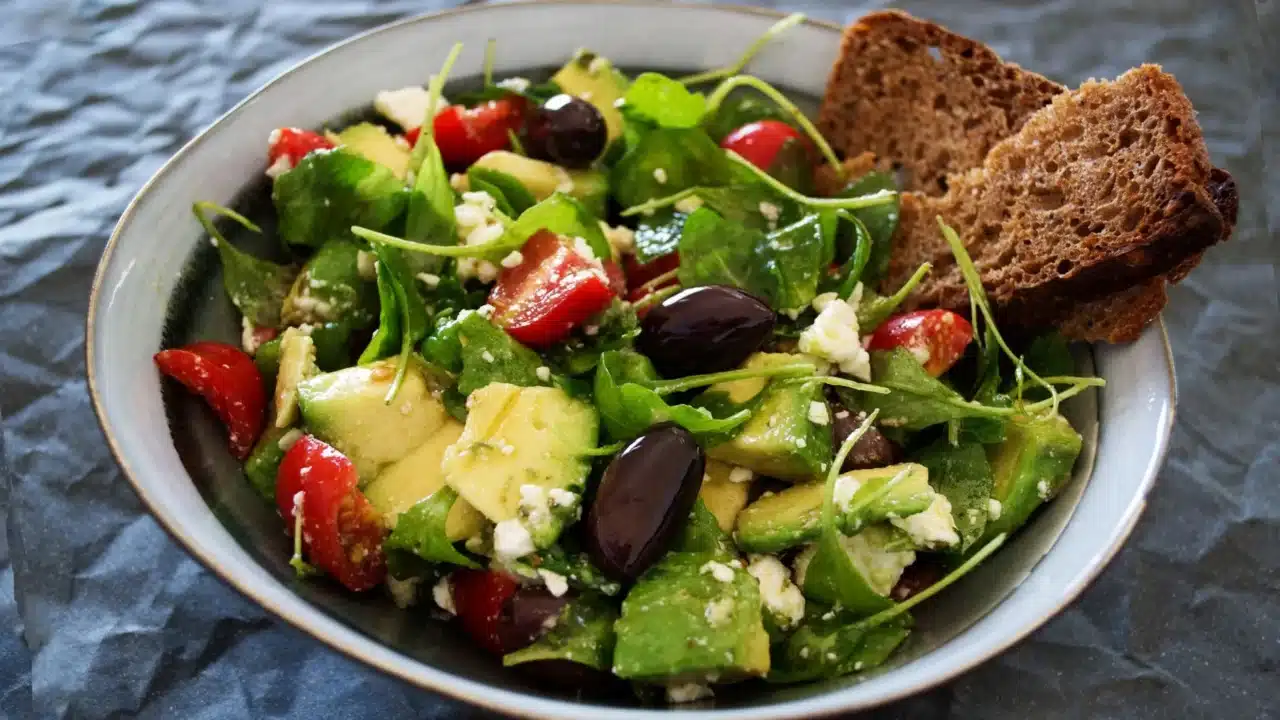 Makanan untuk Penderita Obesitas: Panduan Diet Sehat 4 avocado slice olive oil