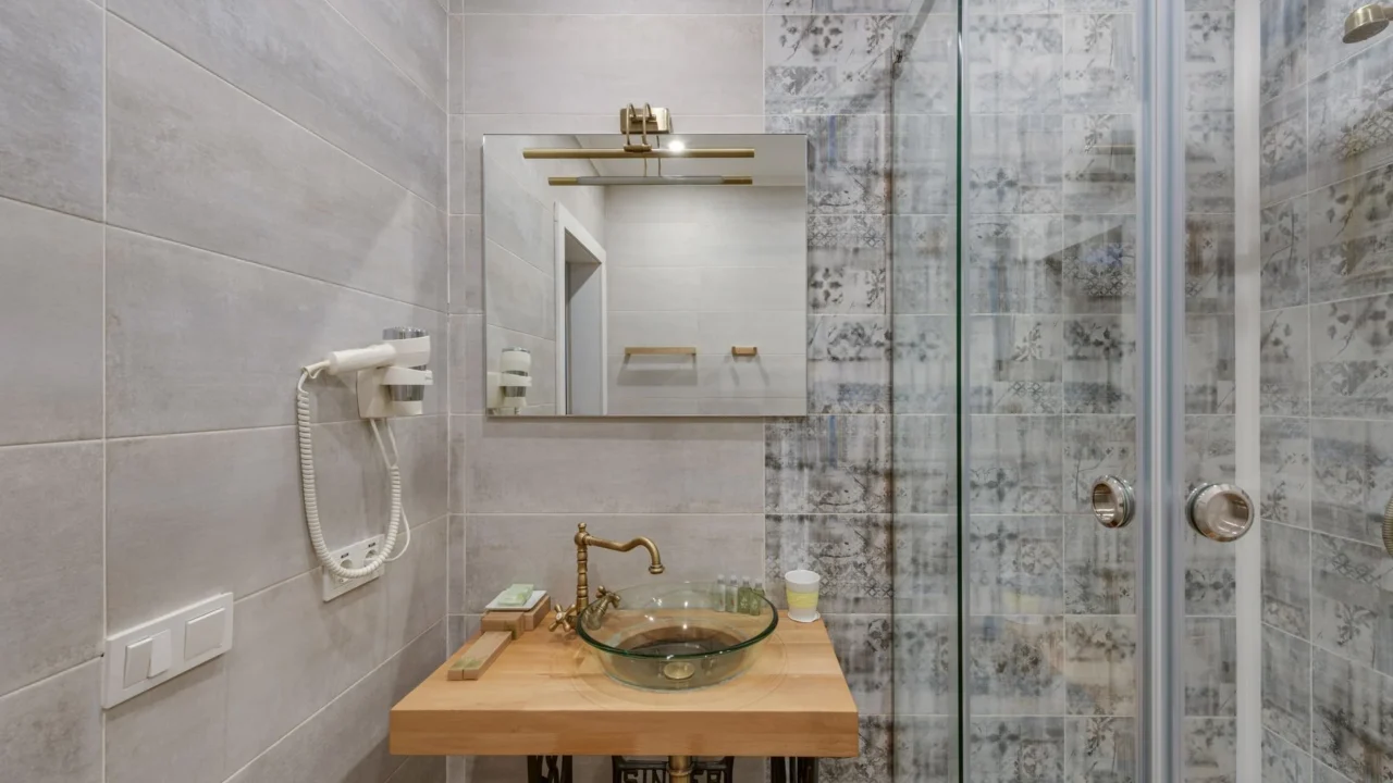 Kenali Tanda Kanker Ovarium Stadium Awal Sejak Dini 3 bathroom door water glass