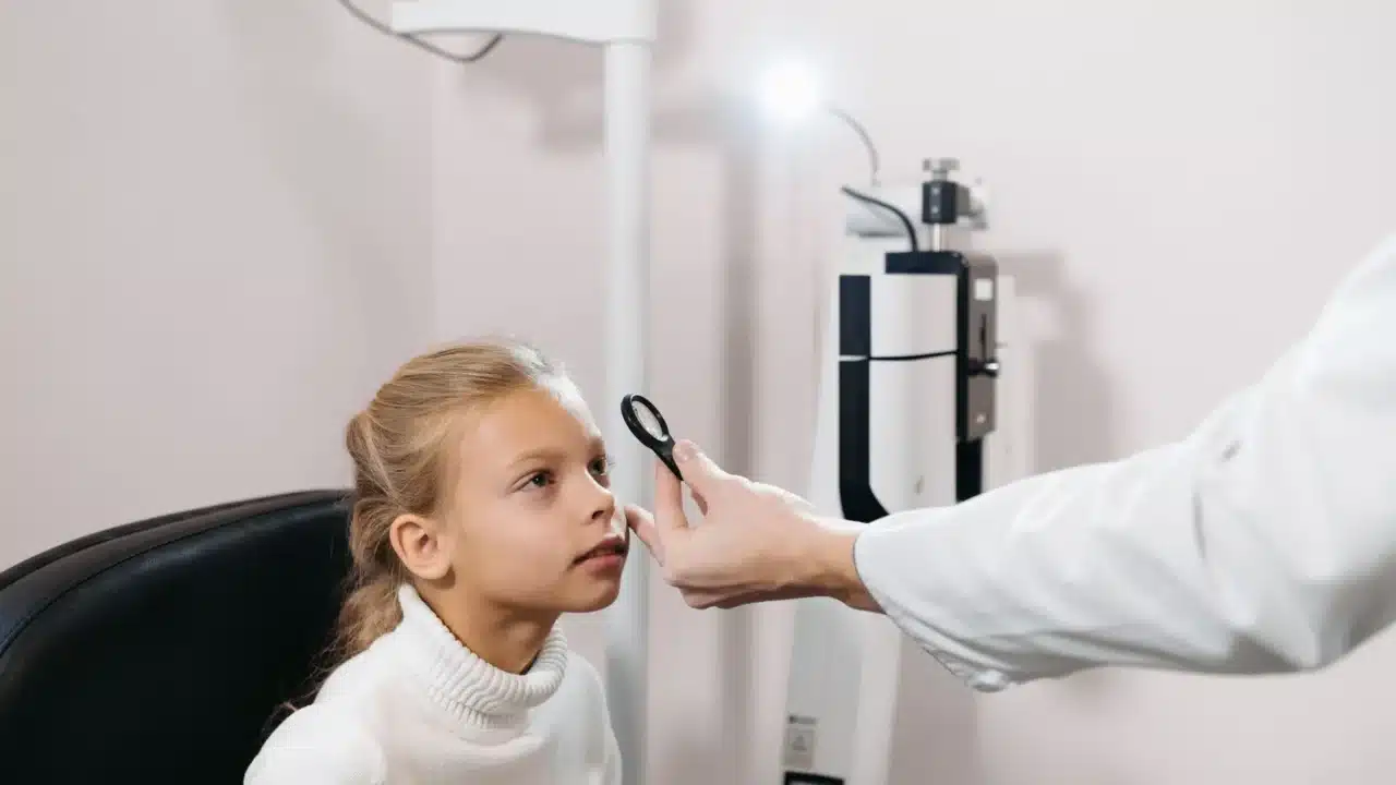 Katarak pada Usia Muda: Penyebab, Gejala, dan Solusi 3 Blurry Vision Eye Exam Night Vision
