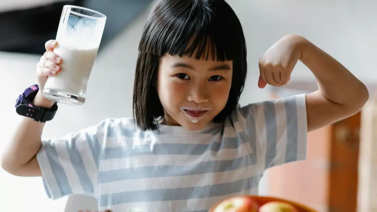 Tips Menjaga Tulang Kuat dan Sehat Sepanjang Usia 1 calcium milk healthy food