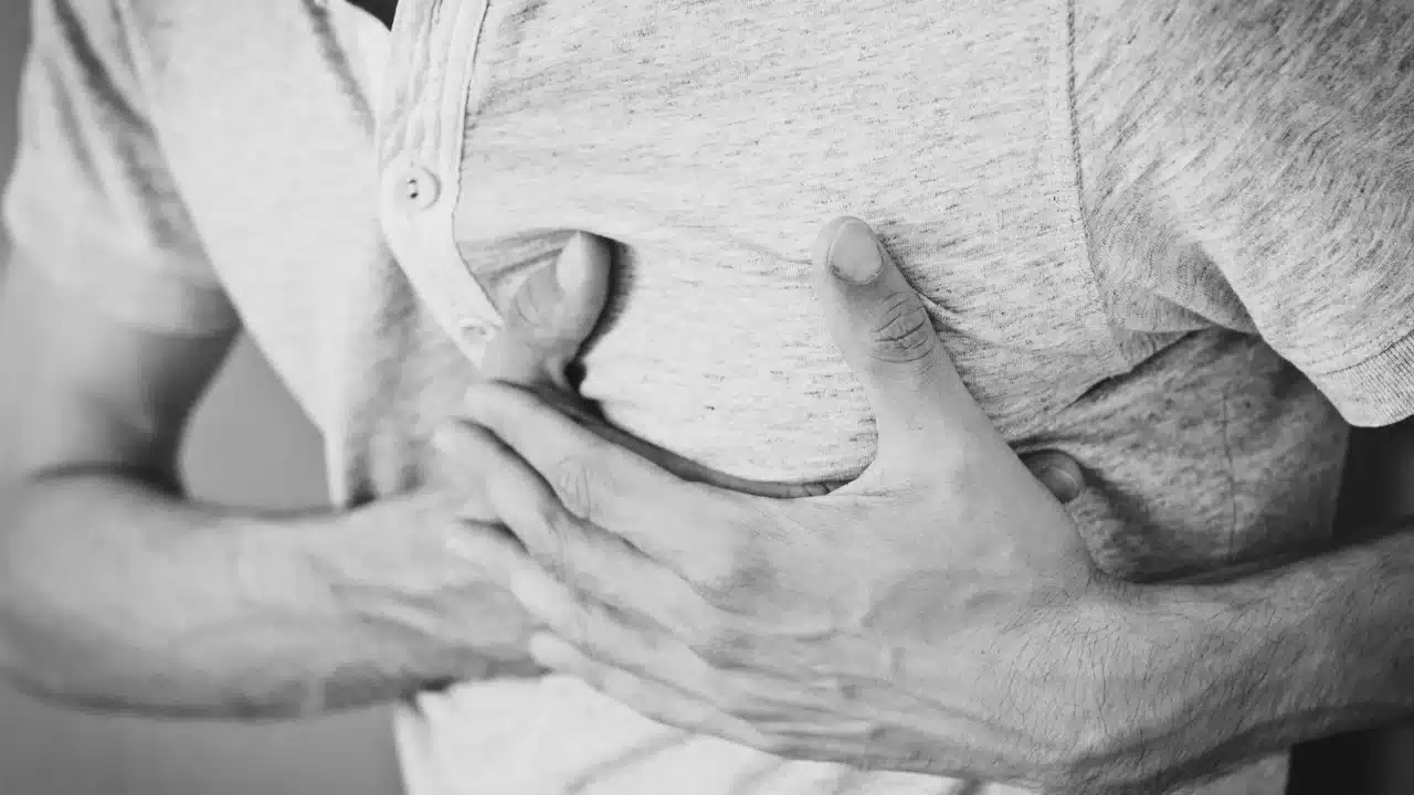7 Tanda Awal Jantung Koroner yang Wajib Diwaspadai 2 chest pain stressed man