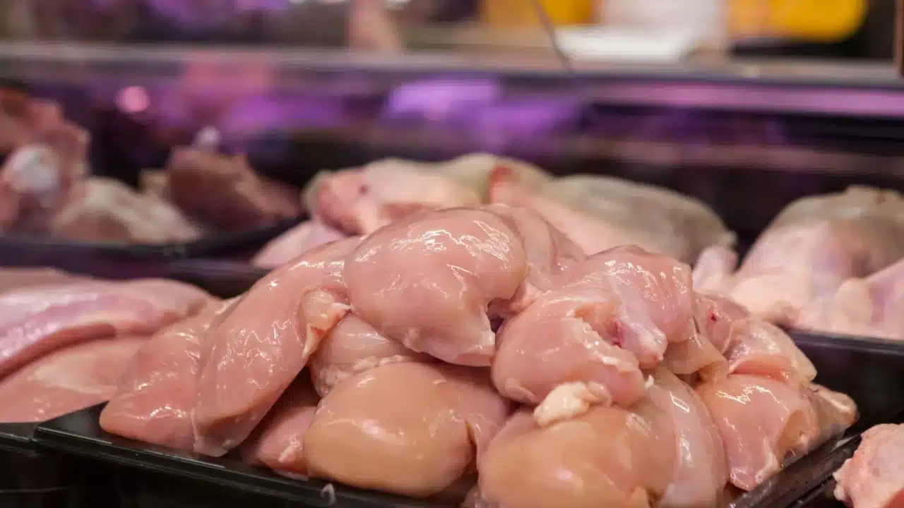 Makanan untuk Penderita Hepatitis: Panduan Diet Sehat Hati 3 chicken breast fresh fish