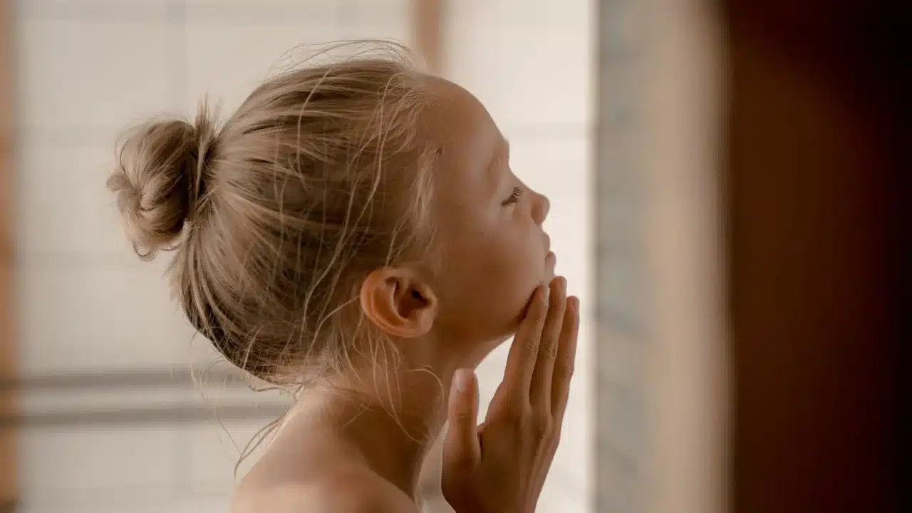 Panduan Lengkap Mengatasi Eksim pada Anak 3 child scratching dry skin